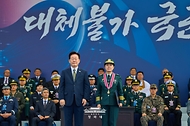 이재명 대통령이 10월 1일 충남 계룡대에서 열린 제78주년 국군의 날 기념식에서 훈장·표창을 수여한 후 기념촬영을 하고 있다.