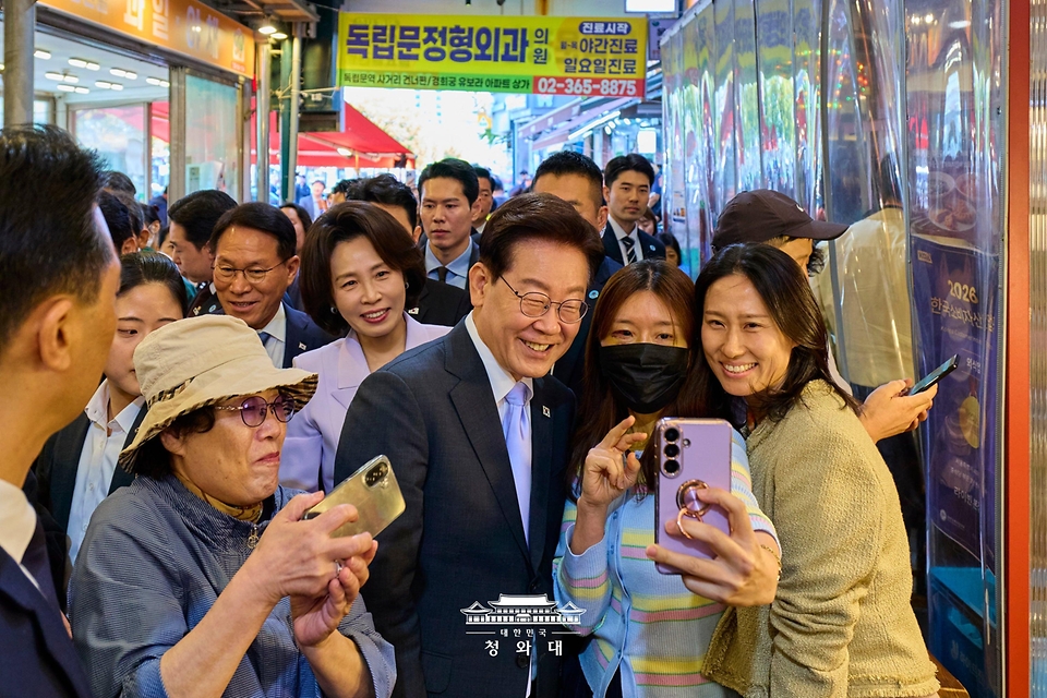 이재명 대통령과 김혜경 여사가 10월 2일 서울 서대문구 영천시장을 방문, 시민들과 기념촬영을 하고 있다.