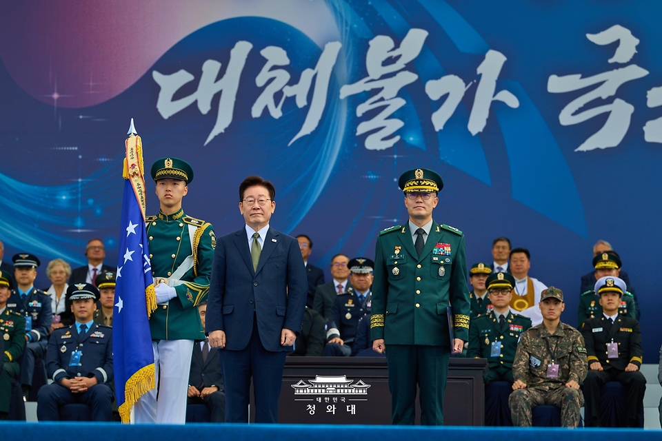 이재명 대통령이 10월 1일 충남 계룡대에서 열린 제78주년 국군의 날 기념식에서 훈장·표창을 수여한 후 기념촬영을 하고 있다.