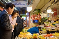 이재명 대통령과 김혜경 여사가 10월 2일 서울 서대문구 영천시장을 방문, 상인과 대화하고 있다.