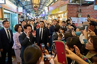 이재명 대통령과 김혜경 여사가 10월 2일 서울 서대문구 영천시장을 방문, 시민들과 소통하고 있다.