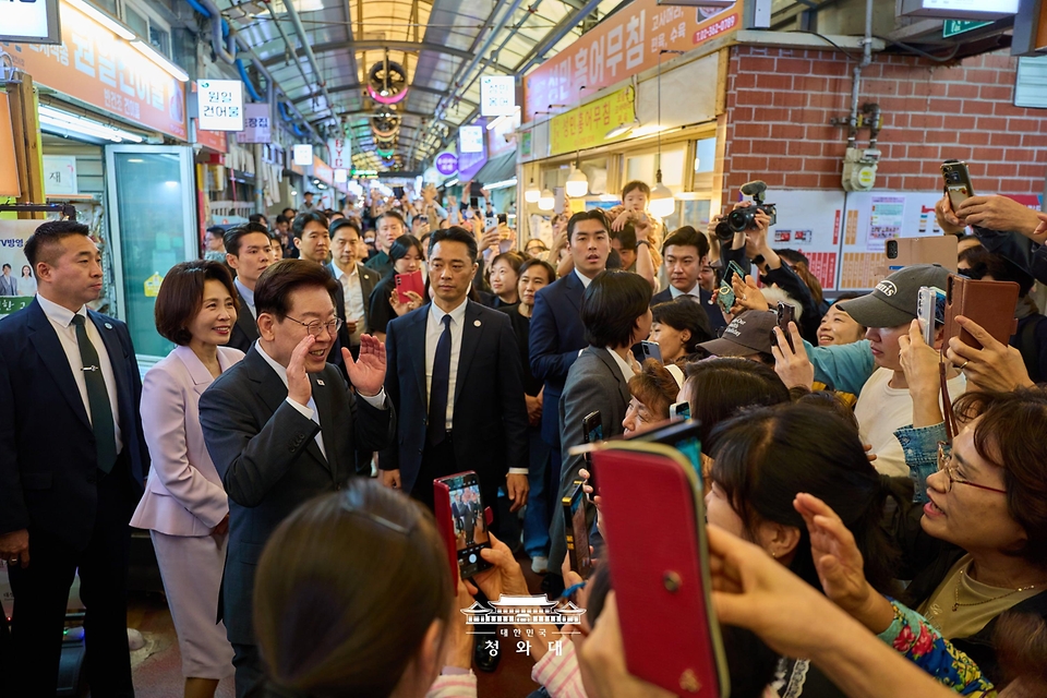 이재명 대통령과 김혜경 여사가 10월 2일 서울 서대문구 영천시장을 방문, 시민들과 소통하고 있다.