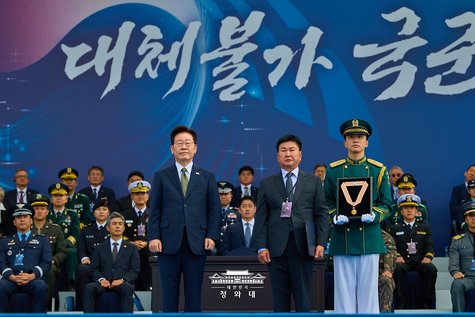 이재명 대통령이 10월 1일 충남 계룡대에서 열린 제78주년 국군의 날 기념식에서 훈장·표창을 수여한 후 기념촬영을 하고 있다.