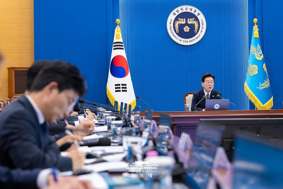 이재명 대통령이 10월 1일 청와대에서 열린 수석보좌관회의에서 발언하고 있다.