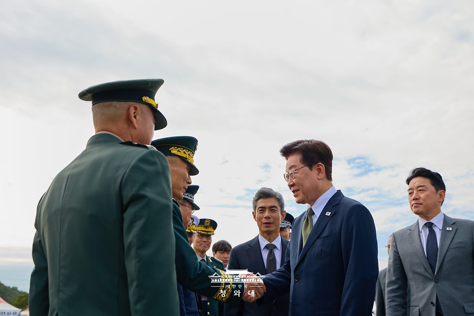 이재명 대통령이 10월 1일 충남 계룡대에서 열린 제78주년 국군의 날 기념행사에서 참가자들과 악수하고 있다.