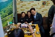 이재명 대통령과 김혜경 여사가 10월 2일 서울 서대문구 영천시장의 한 음식점에서 시민들과 기념촬영을 하고 있다.