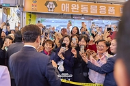 이재명 대통령과 김혜경 여사가 10월 2일 서울 서대문구 영천시장을 방문, 시민들과 소통하고 있다.