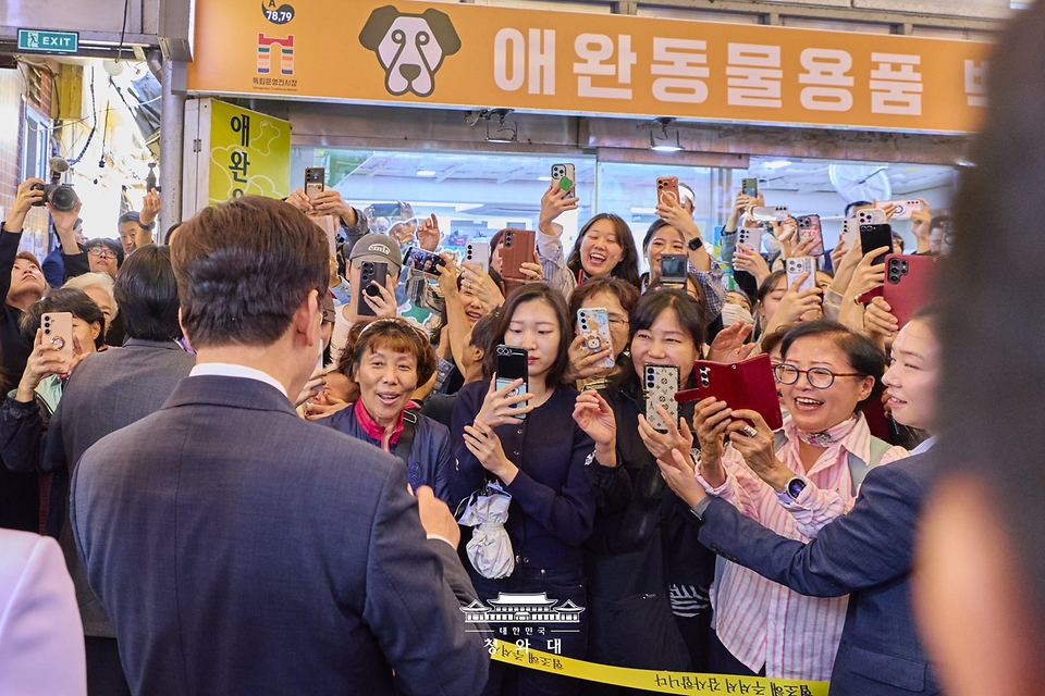 이재명 대통령과 김혜경 여사가 10월 2일 서울 서대문구 영천시장을 방문, 시민들과 소통하고 있다.
