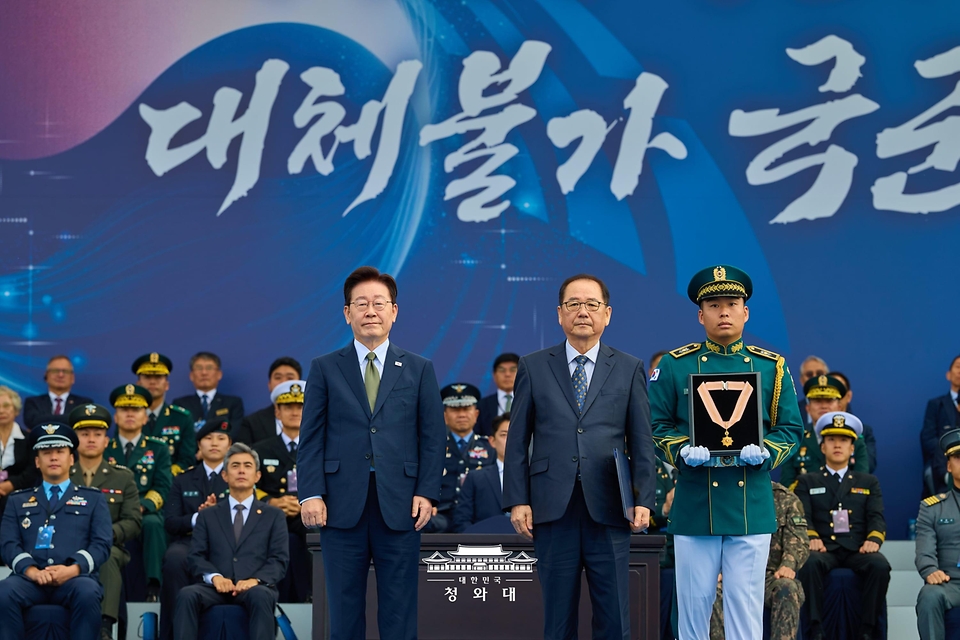 이재명 대통령이 10월 1일 충남 계룡대에서 열린 제78주년 국군의 날 기념식에서 훈장·표창을 수여한 후 기념촬영을 하고 있다.