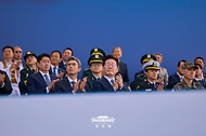 이재명 대통령이 10월 1일 충남 계룡대에서 열린 제78주년 국군의 날 기념행사에서 강신철 국방부 장관과 전투기 공중분열을 보고 있다.
