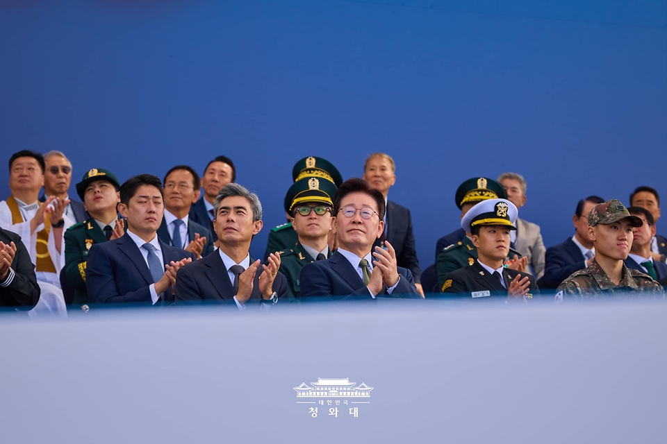 이재명 대통령이 10월 1일 충남 계룡대에서 열린 제78주년 국군의 날 기념행사에서 강신철 국방부 장관과 전투기 공중분열을 보고 있다.