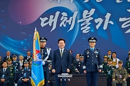 이재명 대통령이 10월 1일 충남 계룡대에서 열린 제78주년 국군의 날 기념식에서 훈장·표창을 수여한 후 기념촬영을 하고 있다.