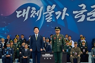 이재명 대통령이 10월 1일 충남 계룡대에서 열린 제78주년 국군의 날 기념식에서 훈장·표창을 수여한 후 기념촬영을 하고 있다.