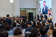 이재명 대통령이 10월 2일 세종특별자치시에서 열린 민원혁신 사례보고회에서 민원해결 우수사례 발표를 듣고 있다.