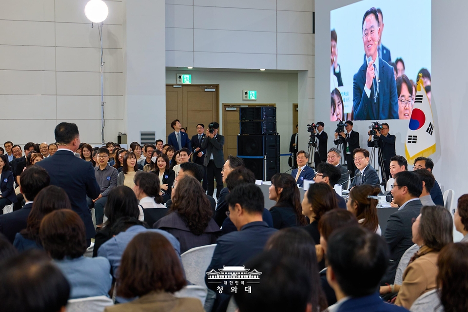 이재명 대통령이 10월 2일 세종특별자치시에서 열린 민원혁신 사례보고회에서 민원해결 우수사례 발표를 듣고 있다.