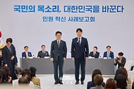 이재명 대통령이 10월 2일 세종특별자치시에서 열린 민원혁신 사례보고회에서 민원해결, 제도혁신 우수 공무원으로 선정된 이상우 중소벤처기업부 전산사무관에게 대통령 표창을 수여한 뒤 기념촬영을 하고 있다.
