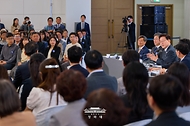이재명 대통령이 10월 2일 세종특별자치시에서 열린 민원혁신 사례보고회에서 모두발언을 하고 있다.