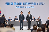 이재명 대통령이 10월 2일 세종특별자치시에서 열린 민원혁신 사례보고회에서 민원해결, 제도혁신 우수 공무원으로 선정된 윤선목 경상북도 구미시 민원봉사과 원스톱민원팀장에게 대통령 표창을 수여한 뒤 기념촬영을 하고 있다.