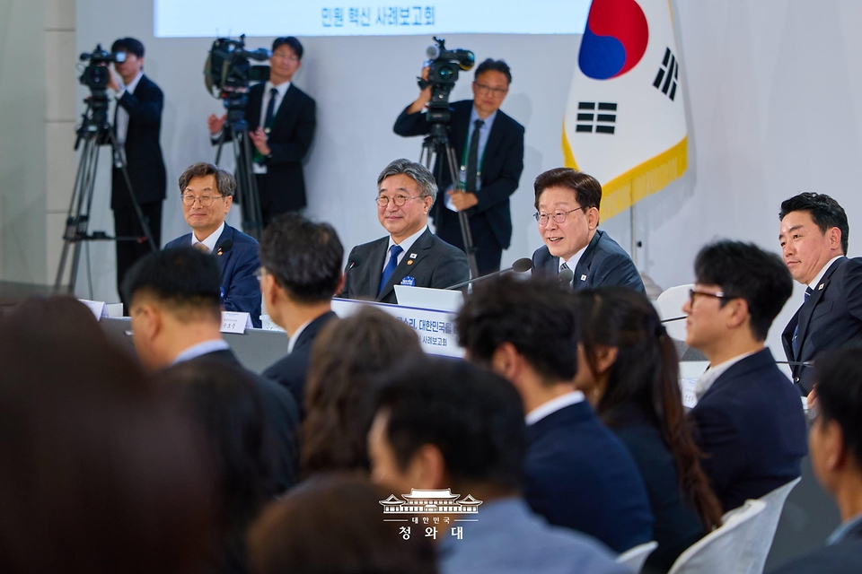 이재명 대통령이 10월 2일 세종특별자치시에서 열린 민원혁신 사례보고회에서 모두발언을 하고 있다.