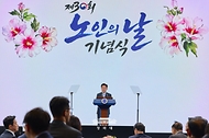 이재명 대통령이 10월 2일 서울 한 호텔에서 열린 제30회 노인의 날 기념식에서 축사를 하고 있다.
