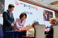 이재명 대통령과 김혜경 여사가 10월 2일 서울 한 호텔에서 열린 제30회 노인의 날 기념식에서 100세 어르신들에게 꽃다발을 전달하고 있다.