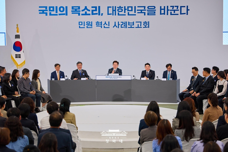 이재명 대통령이 10월 2일 세종특별자치시에서 열린 민원혁신 사례보고회에서 모두발언을 하고 있다.