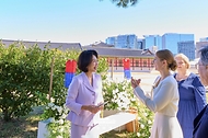 김혜경 여사가 지난 10월 2일 서울 종로구 국립고궁박물관 은행나무 쉼터에서 야외 결혼식을 하는 외국인 신부와 대화하고 있다.