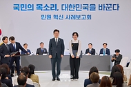 이재명 대통령이 10월 2일 세종특별자치시에서 열린 민원혁신 사례보고회에서 민원해결, 제도혁신 우수 공무원으로 선정된 정혜은 경상남도 창녕군 지방사회복지주사보에게 대통령 표창을 수여한 뒤 기념촬영을 하고 있다.