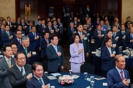 이재명 대통령과 김혜경 여사가 10월 2일 서울 한 호텔에서 열린 제30회 노인의 날 기념식에서 국기에 경례하고 있다.