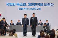 이재명 대통령이 10월 2일 세종특별자치시에서 열린 민원혁신 사례보고회에서 민원해결, 제도혁신 우수 공무원으로 선정된 김정환 경기도 화성시 주차시설팀장에게 대통령 표창을 수여한 뒤 기념촬영을 하고 있다.