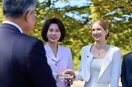 김혜경 여사가 지난 10월 2일 서울 종로구 국립고궁박물관 은행나무 쉼터에서 야외 결혼식을 하는 외국인 신부 및 참석자와 대화하고 있다.