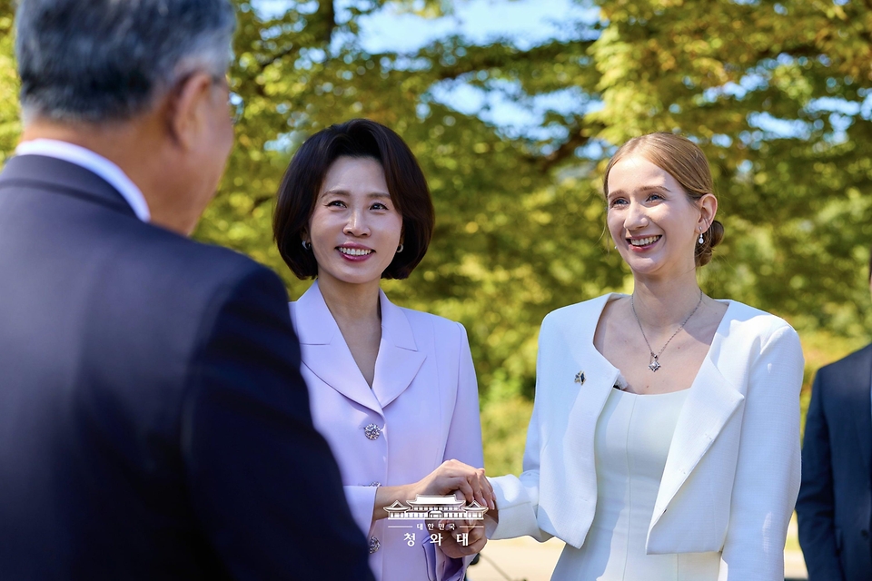 김혜경 여사가 지난 10월 2일 서울 종로구 국립고궁박물관 은행나무 쉼터에서 야외 결혼식을 하는 외국인 신부 및 참석자와 대화하고 있다.