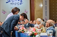이재명 대통령과 김혜경 여사가 10월 2일 서울 한 호텔에서 열린 제30회 노인의 날 기념식에서 100세 어르신들에게 인사하고 있다.
