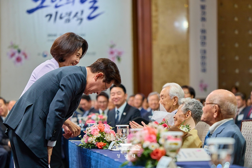 이재명 대통령과 김혜경 여사가 10월 2일 서울 한 호텔에서 열린 제30회 노인의 날 기념식에서 100세 어르신들에게 인사하고 있다.