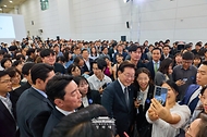 이재명 대통령이 10월 2일 세종특별자치시에서 열린 민원혁신 사례보고회에 참석한 공무원들과 기념촬영을 하고 있다.