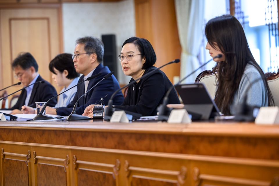 한성숙 국무총리가 10월 1일 서울 종로구 정부서울청사에서 인공지능(AI) 행정혁신 간담회를 주재하고 있다.