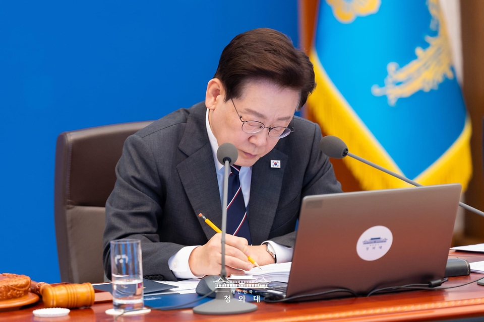 이재명 대통령이 10월 6일 청와대에서 국무회의를 주재하고 있다.