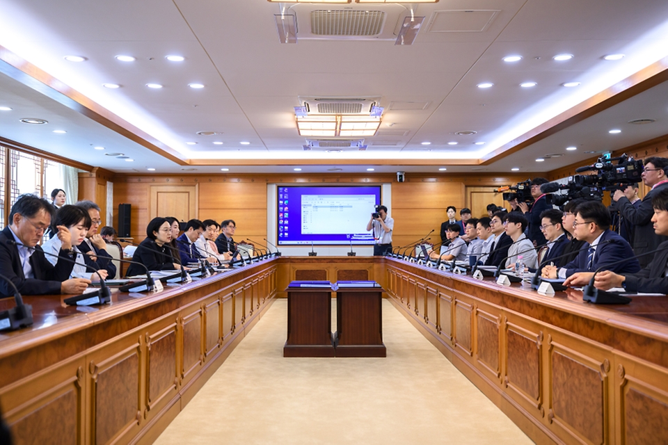 한성숙 국무총리가 10월 1일 서울 종로구 정부서울청사에서 인공지능(AI) 행정혁신 간담회를 주재하고 있다.