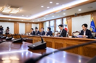 한성숙 국무총리가 10월 6일 서울 종로구 정부서울청사에서 금융·공공기관 개인정보 유출관련 회의를 주재하고 있다.