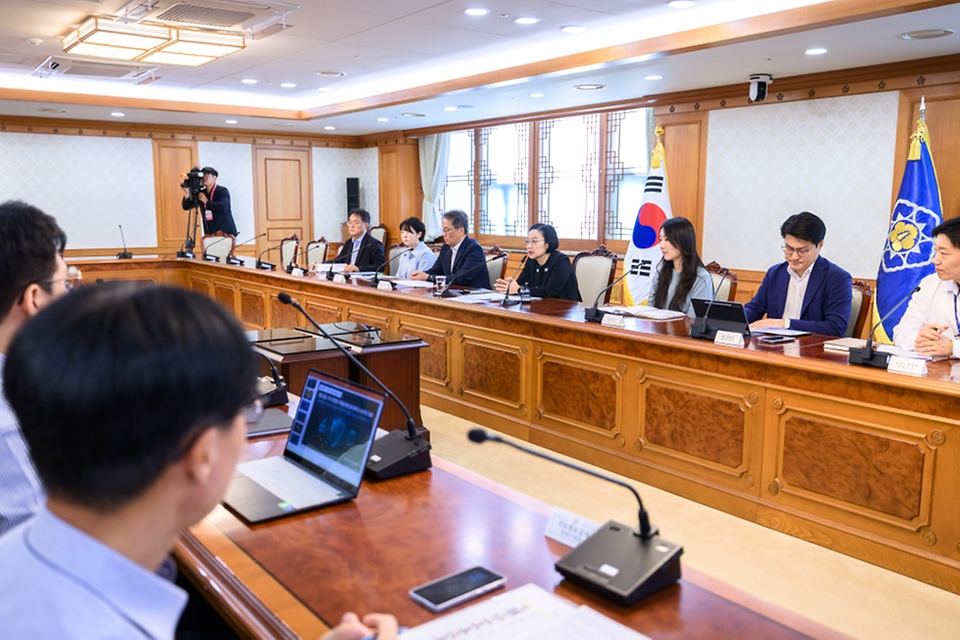 한성숙 국무총리가 10월 1일 서울 종로구 정부서울청사에서 인공지능(AI) 행정혁신 간담회를 주재하고 있다.