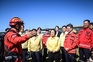 한성숙 국무총리가 10월 2일 경상북도 칠곡군 칠곡보생태공원에서 열린 '2026 READY Korea 산불진화 통합훈련'에 참석, 산불진화장비 등을 살펴보고 있다.