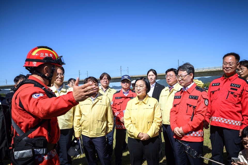 한성숙 국무총리가 10월 2일 경상북도 칠곡군 칠곡보생태공원에서 열린 '2026 READY Korea 산불진화 통합훈련'에 참석, 산불진화장비 등을 살펴보고 있다.