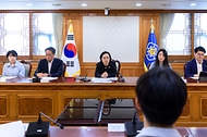 한성숙 국무총리가 10월 1일 서울 종로구 정부서울청사에서 인공지능(AI) 행정혁신 간담회를 주재하고 있다.