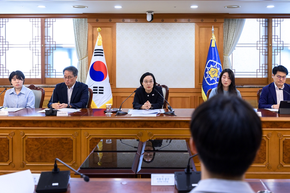 한성숙 국무총리가 10월 1일 서울 종로구 정부서울청사에서 인공지능(AI) 행정혁신 간담회를 주재하고 있다.