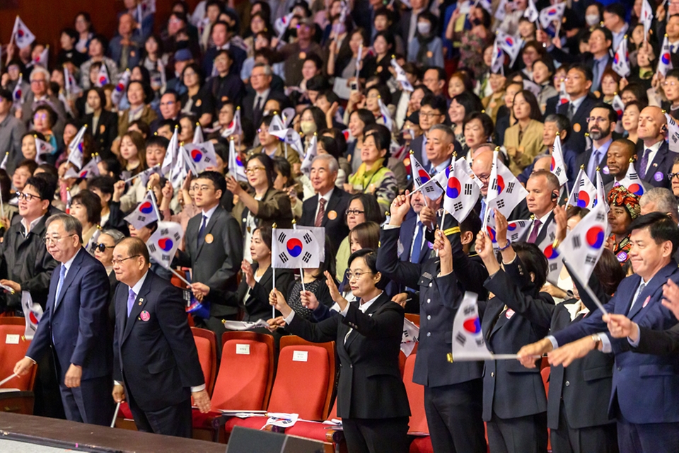 한성숙 국무총리가 10월 3일 서울 종로구 세종문화회관에서 열린 제4358주년 개천절 경축식에서 경축사를 하고 있다.