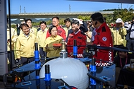 한성숙 국무총리가 10월 2일 경상북도 칠곡군 칠곡보생태공원에서 열린 '2026 READY Korea 산불진화 통합훈련'에 참석, 산불진화장비 등을 살펴보고 있다.