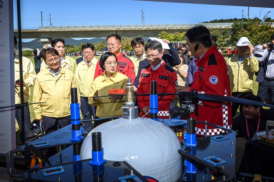 한성숙 국무총리가 10월 2일 경상북도 칠곡군 칠곡보생태공원에서 열린 '2026 READY Korea 산불진화 통합훈련'에 참석, 산불진화장비 등을 살펴보고 있다.
