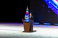 한성숙 국무총리가 10월 3일 서울 종로구 세종문화회관에서 열린 제4358주년 개천절 경축식에서 경축사를 하고 있다.