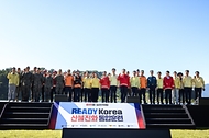한성숙 국무총리가 10월 2일 경상북도 칠곡군 칠곡보생태공원에서 열린 '2026 READY Korea 산불진화 통합훈련'에 참석, 산불진화장비 등을 살펴보고 있다.