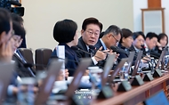 이재명 대통령이 10월 6일 청와대에서 열린 국무회의에서 한성숙 국무총리와 대화하고 있다.